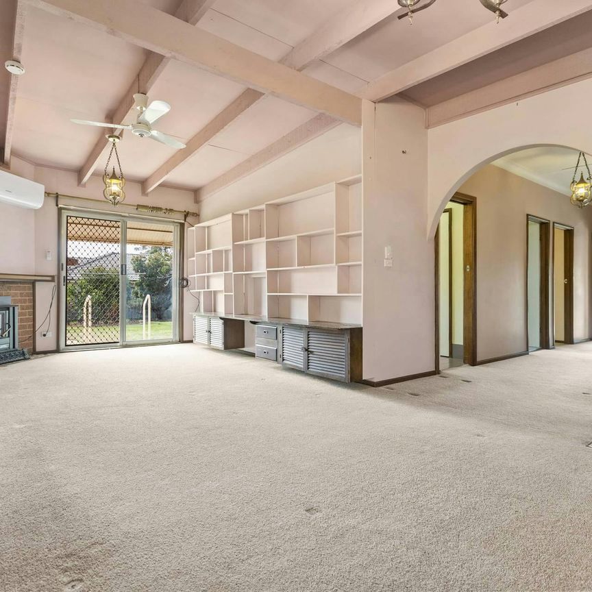 "As rare as hens' teeth" - Photo 1