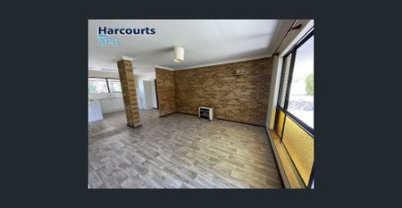 *Neat & tidy 3 bedroom 1 bathroom duplex unit. Close to the beach and shops* - Photo 2