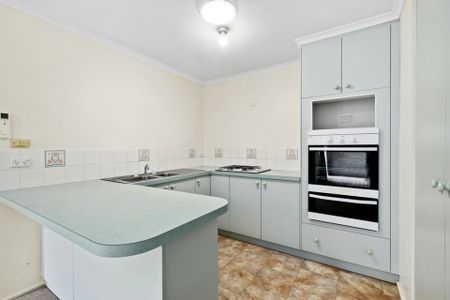 Lovely Three Bedroom Home - Photo 5