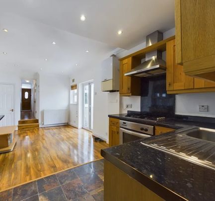 Room in a Shared Flat, Penwith Road, SW18 - Photo 1