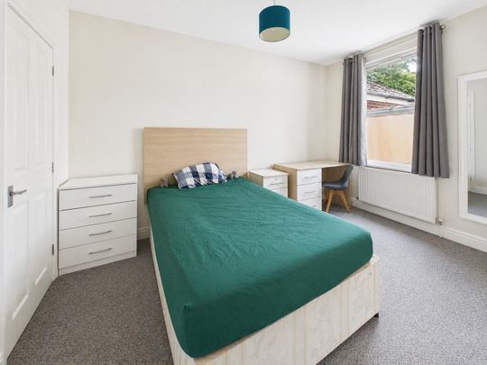 1 bedroom in a house share to rent - Photo 1