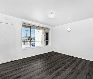 Renovated two bedroom unit with courtyard - Photo 6