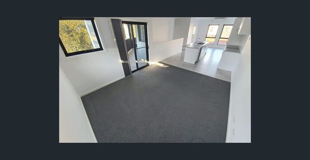 Located in the heart of Roxburgh Park! - Photo 1