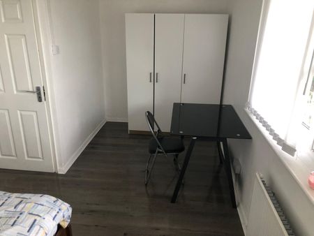 Room in a Shared House, Hurdlow Walk, M9 - Photo 3