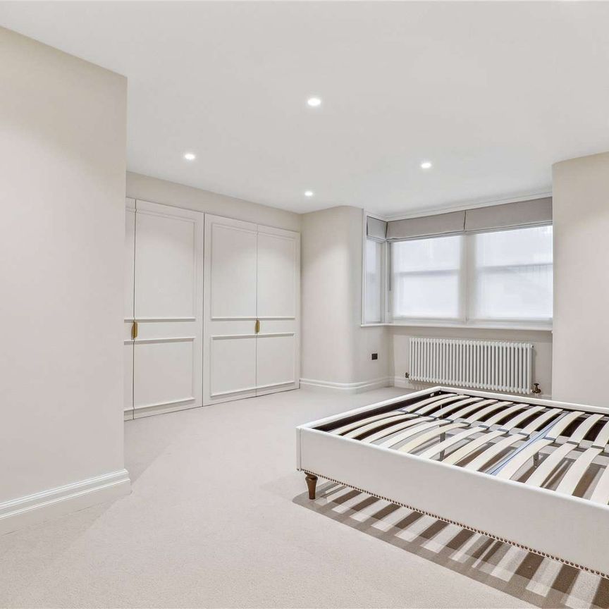 A beautifully renovated three bedroom garden flat with a private entrance - Photo 1