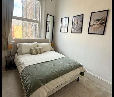 2 Bed Flat, Burnt Ash Hill, SE12 - Photo 4