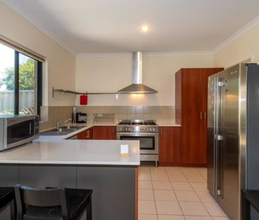 Near city convenience with easy airport access - Photo 4