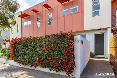 Four Bedroom low maintenance townhouse - Photo 2