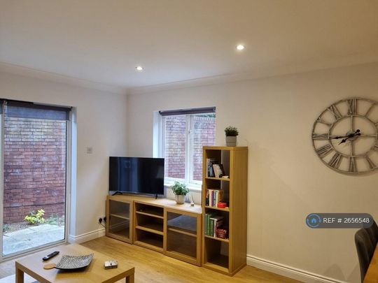 4 bedroom end of terrace house to rent - Photo 1