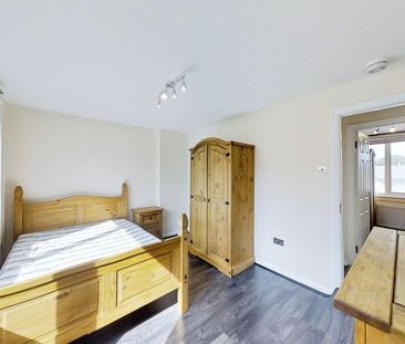 4 bedroom semi-detached house to rent - Photo 3