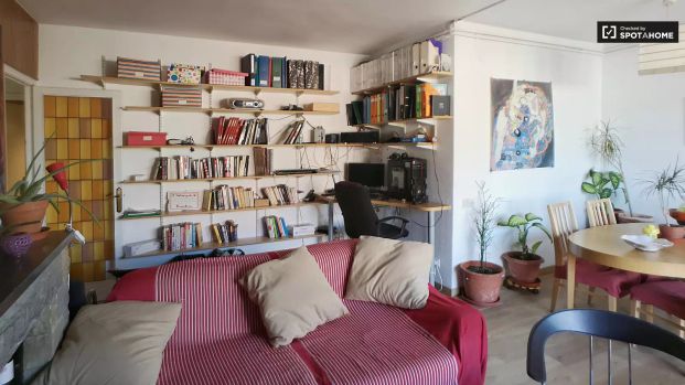 Single Bed in Rooms to rent in 4-bedroom apartment near several schools in Les Corts - Photo 1