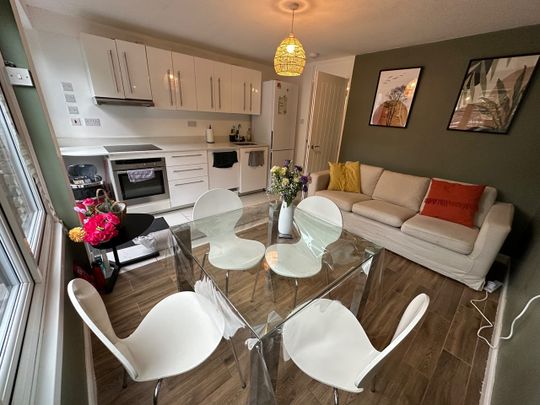 Room in a Shared House, Exhibition Close, W12 - Photo 1