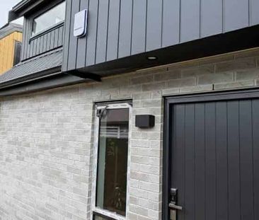 Brand New Modern Living: 3-Bed Townhouse in Pr... - Photo 2