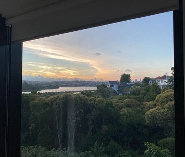 Immaculate loft style apartment with water views - Photo 6