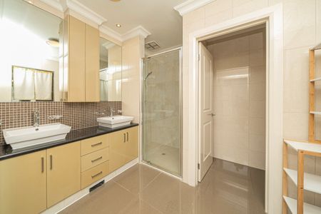 Contemporary Family Home in the Heart of Berwick - Available now - Photo 4