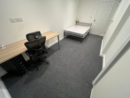 1 bedroom in a house share to rent - Photo 4