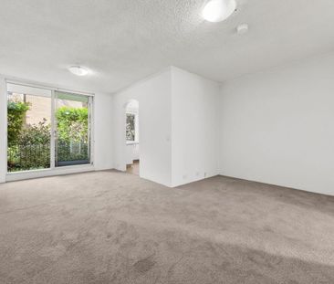 Renovated two bedroom apartment - Photo 3