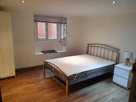 1 bedroom in a house share to rent - Photo 2