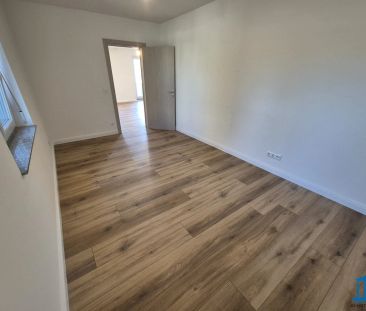 Terrassen-Wohnung im Erdgeschoss mit Einbauküche und bis zu zwei PK... - Photo 2
