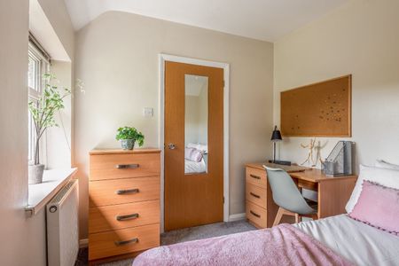 5 Bed Semi-Detached House, Hillside, BN2 - Photo 2