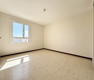 NIMES / ROUTE D'UZES - T4 AVEC PARKING - Photo 3