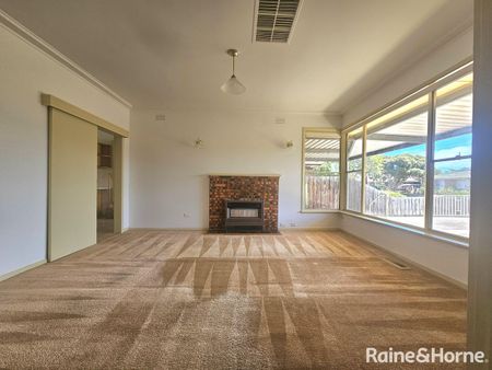 Charming Family Home in the heart of Melton! - Photo 5