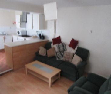 4 bedroom semi-detached house to rent - Photo 2