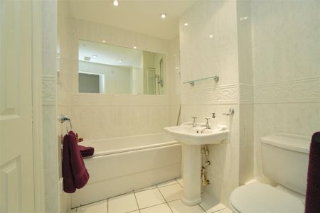 2 bedroom Flat To Let - Photo 5