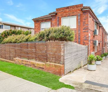 Well-appointed apartment with fantastic spacious courtyard - Photo 6