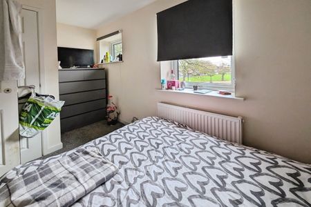 Howards Grove, SO15 - Photo 2