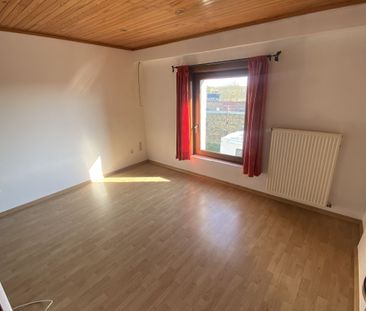 Très bonne maison d’habitation avec cour et grand garage - Photo 3
