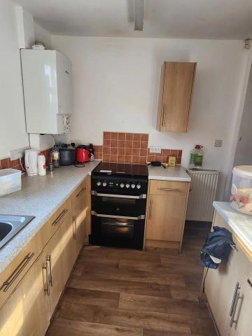 Room in a Shared House, Horsham Street, M6 - Photo 4