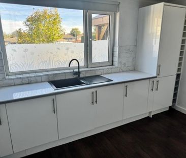3 bedroom semi-detached house to rent - Photo 5
