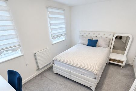 3 bedroom semi-detached house to rent - Photo 3