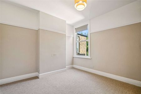 SHORT LET - A three bedroom newly refurbished flat. - Photo 3