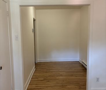 Très grand 3 1/2, 5e rue Limoilou Libre FRAIS PEINT - Photo 5