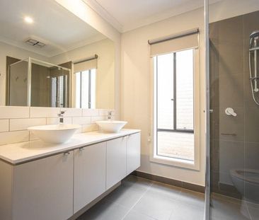 Stylish home with easy access to the M8 Freeway - Photo 6