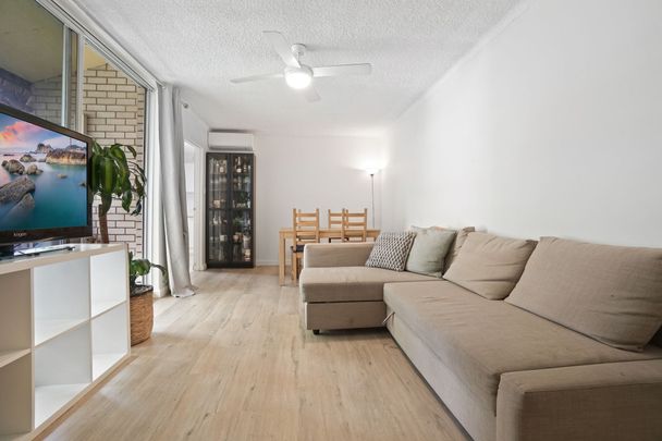 Bright Top-Floor 2-Bedroom Apartment in Prime Location - Photo 1