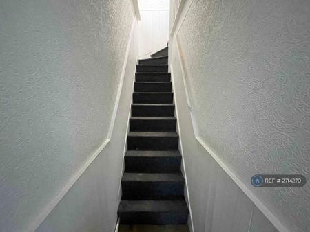 4 bedroom semi-detached house to rent - Photo 4