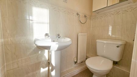 3 bedroom end of terrace house to rent - Photo 2