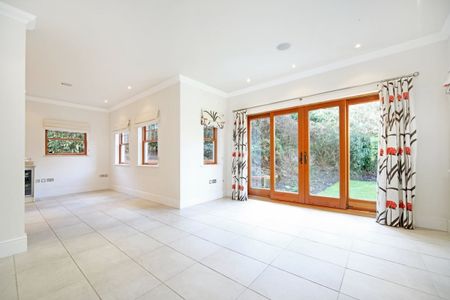 6 bedroom detached house to rent - Photo 3