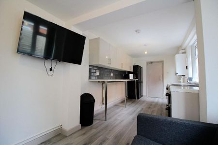 1 bedroom in a house share to rent - Photo 4