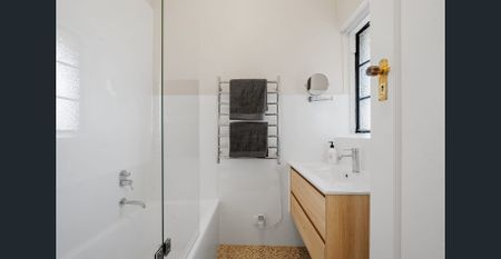 Barrsden – A fully renovated Art Deco gem - Photo 5