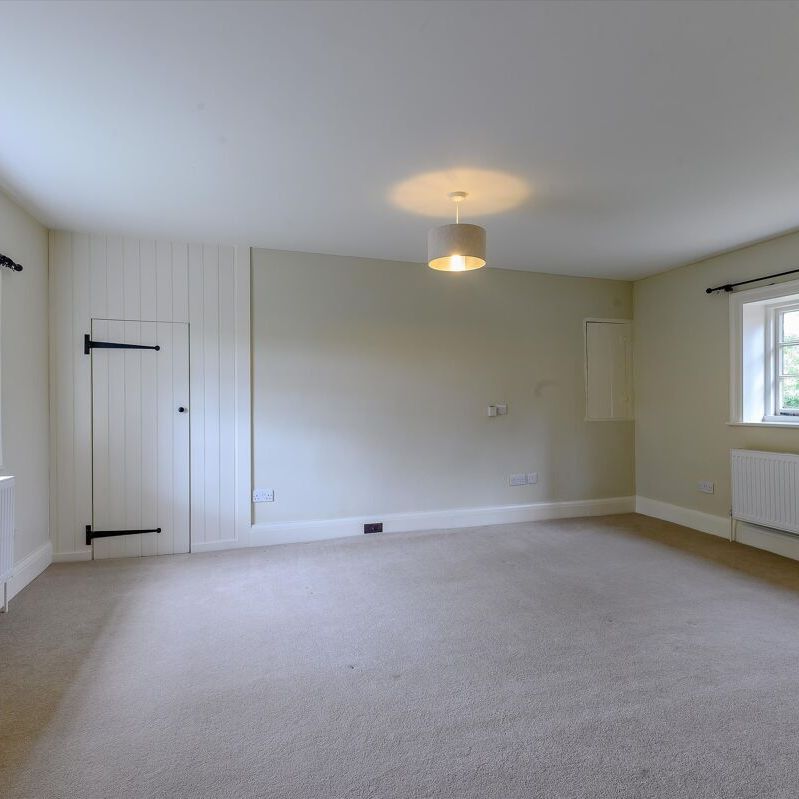 A beautiful and conveniently located Farmhouse, forming part of the sought after Hatfield Estate - Photo 1