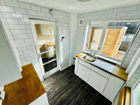 2 bedroom semi-detached house to rent - Photo 5