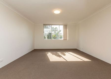 Bright and Airy Three Bedroom Apartment with Secure Parking - Photo 3