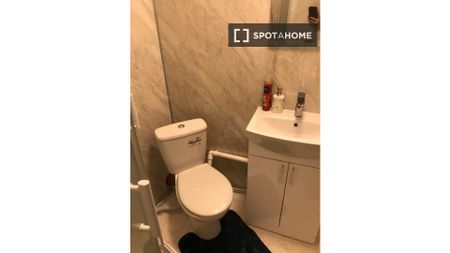 Room in 2-bedroom flat for rent in Finglas South, Dublin - Photo 2