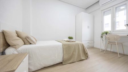 Room in a shared 5-bedroom apartment for rent in Benimaclet - Photo 5