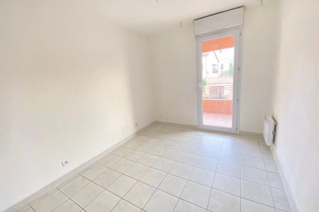 La londe loue dans village 3 PIECES AVEC TERRASSE - Photo 3