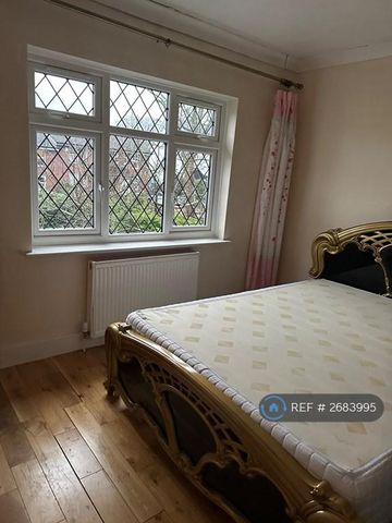 1 bedroom in a house share to rent - Photo 3